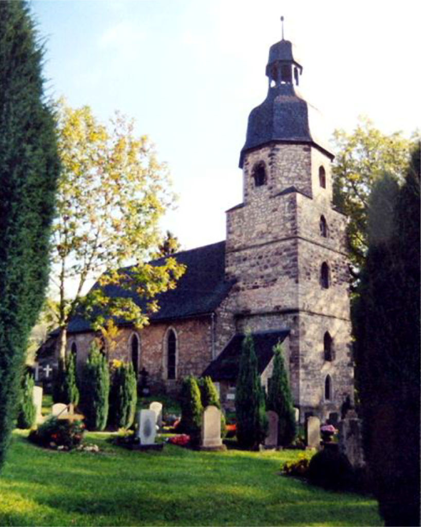 Drackendorfs Kirche vom Friedhof aus gesehen. Links im Hintergrund sind einige der Grabmale der Gutsherrschaften zu erkennen.