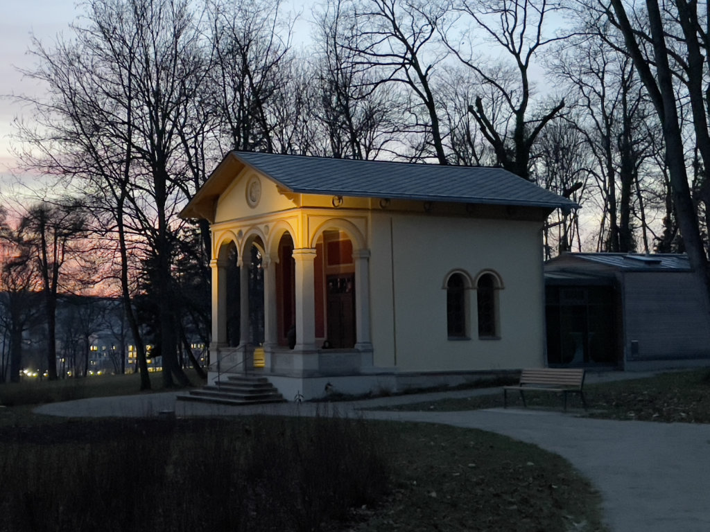 Der Pavillon im Drackendorfer Park im Abendlicht