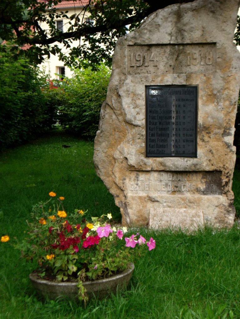 Die Metalltafel auf dem Kriegerdenkmal enthält zehn Namen der im 1. Weltkrieg Gefallenen. 