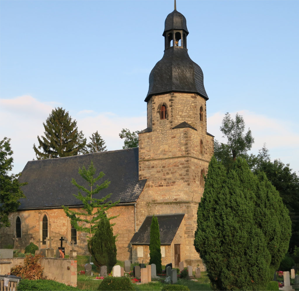 Drackendorfs Kirche vom Friedhof aus gesehen. Links im Hintergrund sind einige der Grabmale der Gutsherrschaften zu erkennen